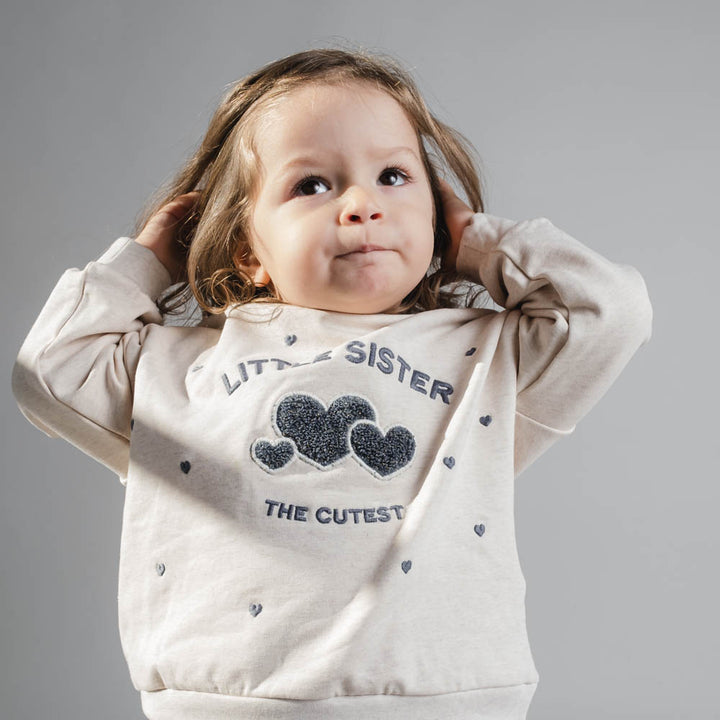 That's Mine Finley lillesøster sweatshirt - Light creme melange - 95% Organic cotton / 5% Elastane Buy Tøj||Overdele||Sweatshirts||Alle||Favoritter||Søskende||personale||AW24 - VIP adgang||alt minus sløjfe||NOOS||mette-sale here.