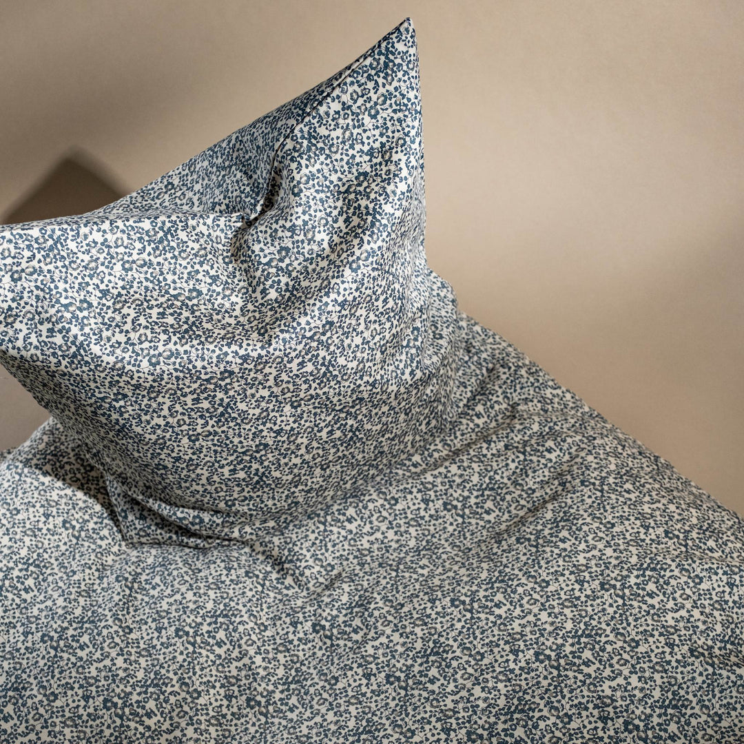 That's Mine Levi sengetøj - Flores sandshell/blue - 100% Organic cotton Buy Sovetid||Sengetøj||Udsalg||Alle||Sengetøjstilbud||3 for 2||Udsalg - Sovetid||alt minus sløjfe||3 for 399||5 for 399 - kæmpe bundle! here.