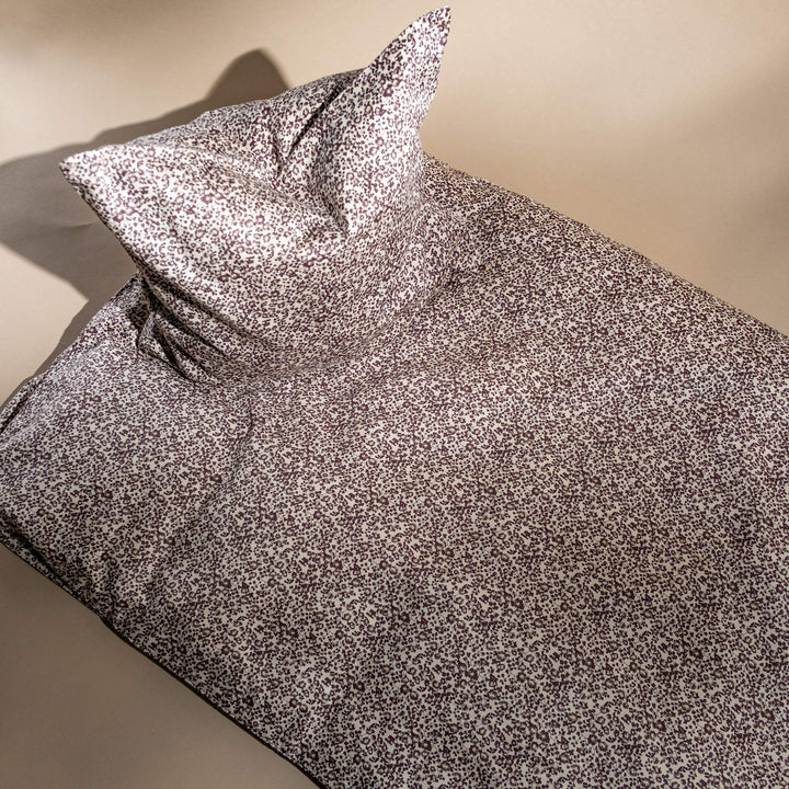 That's Mine Levi sengetøj - Flores red - 100% Organic cotton Buy Sovetid||Sengetøj||personale||Sengetøjstilbud||3 for 2||Udsalg - Sovetid||3 for 399||bj-resten-offer here.