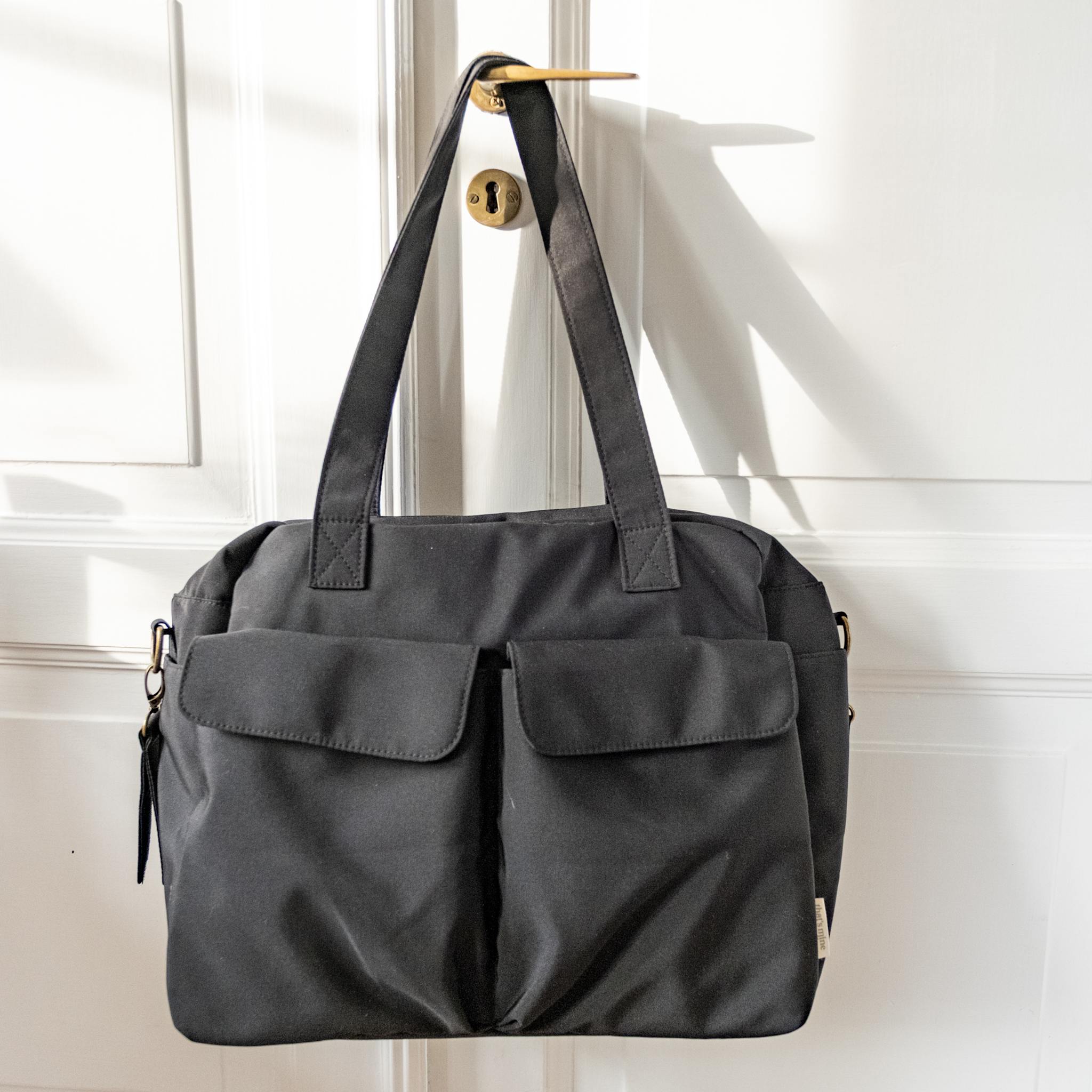That's Mine Benne pusletaske - Black - Outer: 100% Recycled polyester Lining: 100% Polyester Buy Amning & pusletid||Pusle||Pusletasker||Favoritter||personale||Newborn essentials||Influencer choice||NOOS||Del dine øjeblikke||Rejseklar here.