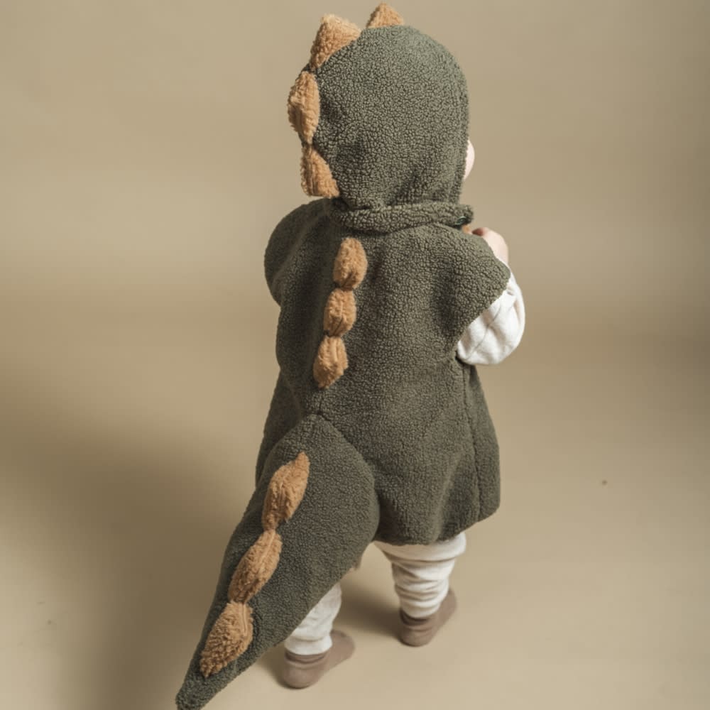 That's Mine Filipo dino kostume - Deep lichen green - Shell: 100% Polyester / Lining: 100% Cotton / Padding: 100% Polyester Buy Legetid||Kostumer||Influencer choice||Gaver over 500 kr.||Udsalg - Legetid||Dinosaurtøj & kostumer||Black week - bundle 2 here.