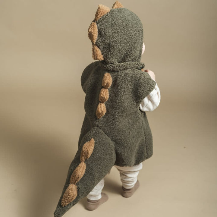 That's Mine Filipo dino kostume - Deep lichen green - Shell: 100% Polyester / Lining: 100% Cotton / Padding: 100% Polyester Buy Legetid||Kostumer||Influencer choice||Gaver over 500 kr.||Udsalg - Legetid||Dinosaurtøj & kostumer||Black week - bundle 2 here.