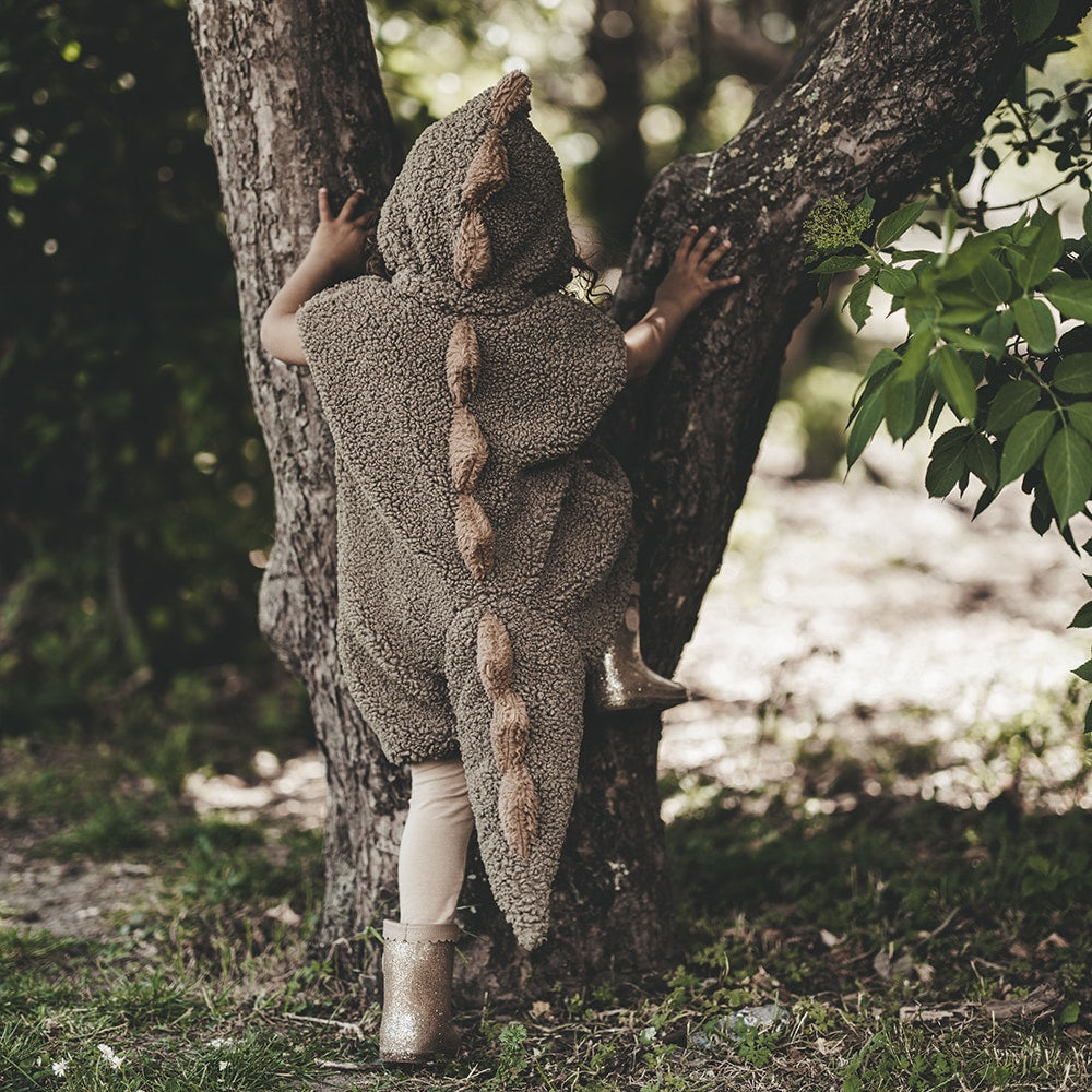 That's Mine Filipo dino kostume - Deep lichen green - Shell: 100% Polyester / Lining: 100% Cotton / Padding: 100% Polyester Buy Legetid||Kostumer||Influencer choice||Gaver over 500 kr.||Udsalg - Legetid||Dinosaurtøj & kostumer||Black week - bundle 2 here.