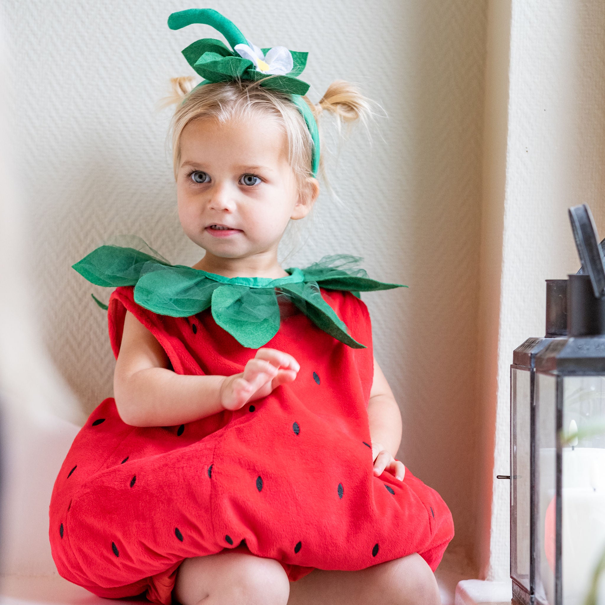 That's Mine Livia jordbærkostume - Goji berry - Shell : 100% polyester / Lining: 100% cotton / Padding: 100% polyester Buy Legetid||Kostumer||personale||New in for the girls||SS26 here.