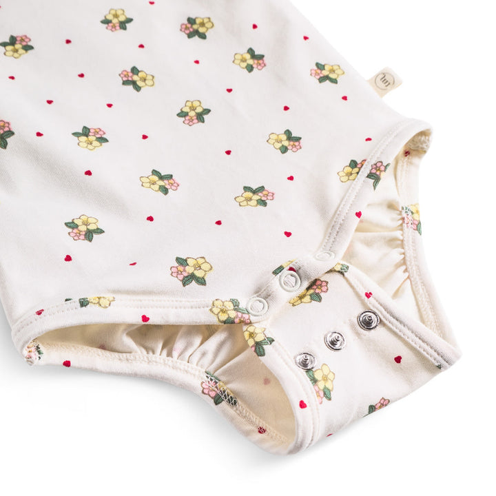 That's Mine Ellis SS bodystocking - Sweetheart Petals - 48% Organic cotton / 47% Modal / 5% Elastane Buy Bodystockings||Undertøj||personale||Basics here.