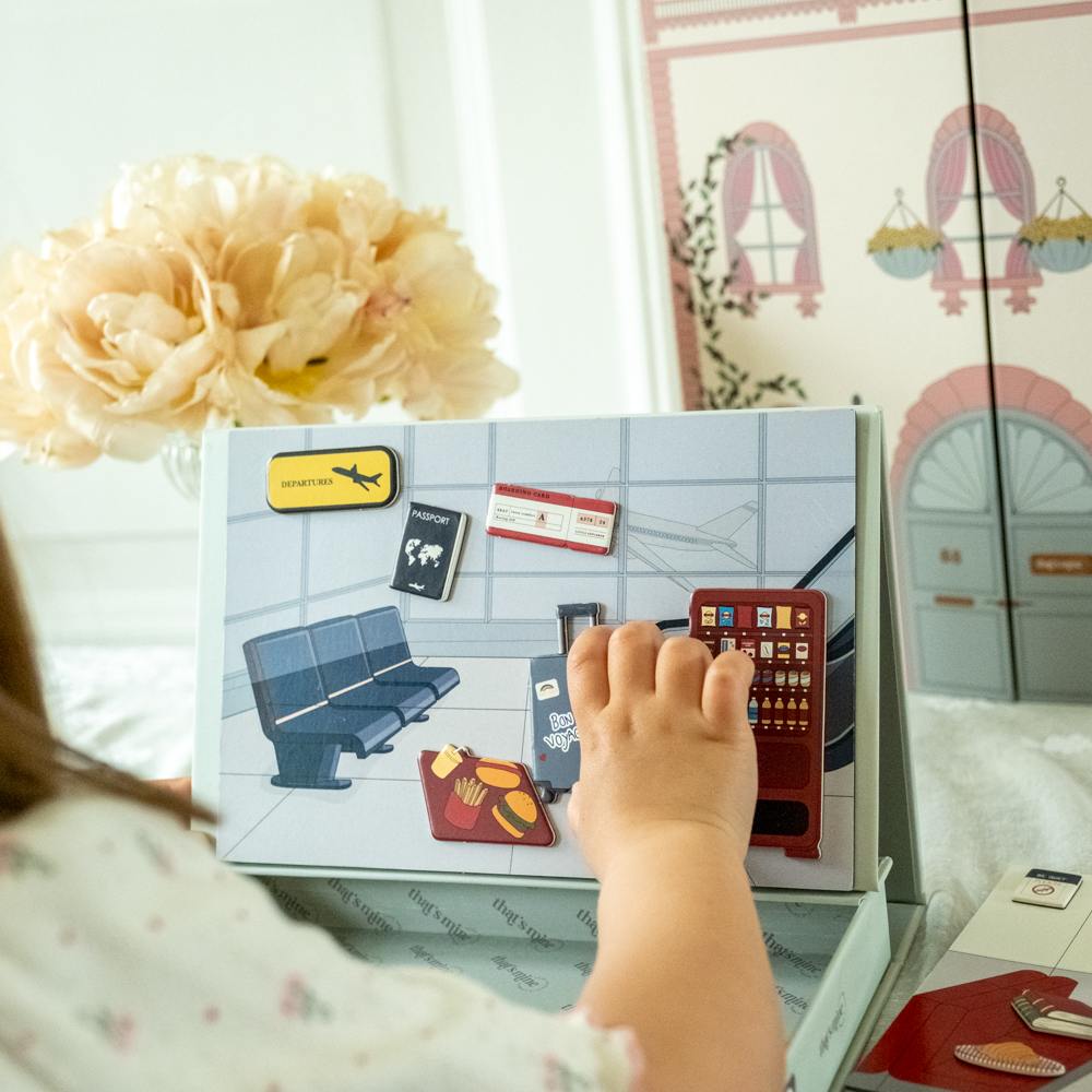 That's Mine Lou magnetisk legekasse - Travel - 75% Paper / 25% Magnet Buy Legetid||Legetøj||Aktivitetslegetøj||personale||Magnetlegetøj||SS26 here.