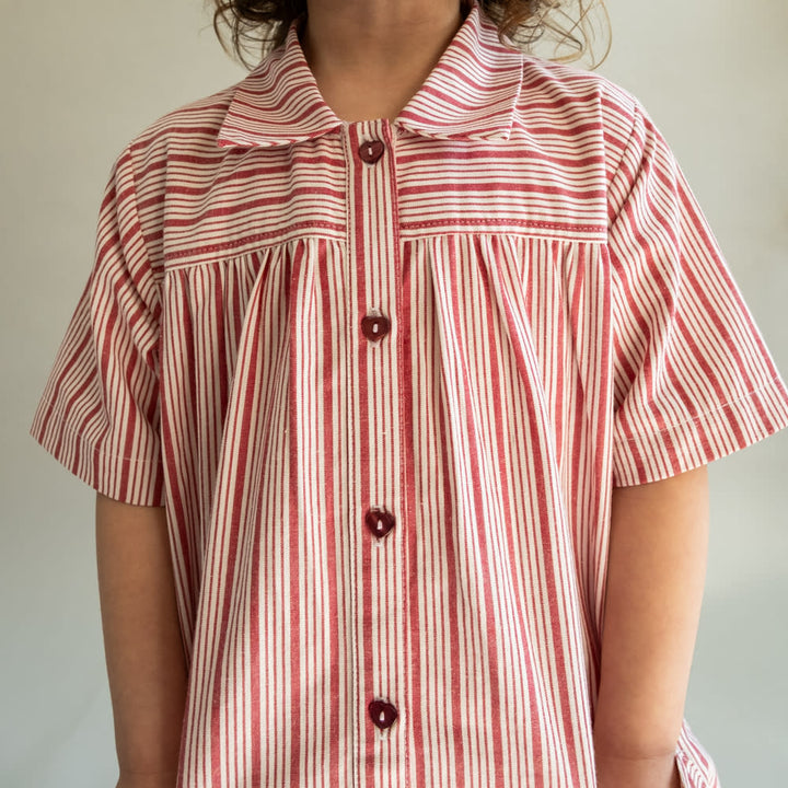 That's Mine Hea kjole - Classic red - 100% Organic cotton Buy Kjoler||Kjoler & nederdele||personale||Forår 2026 here.