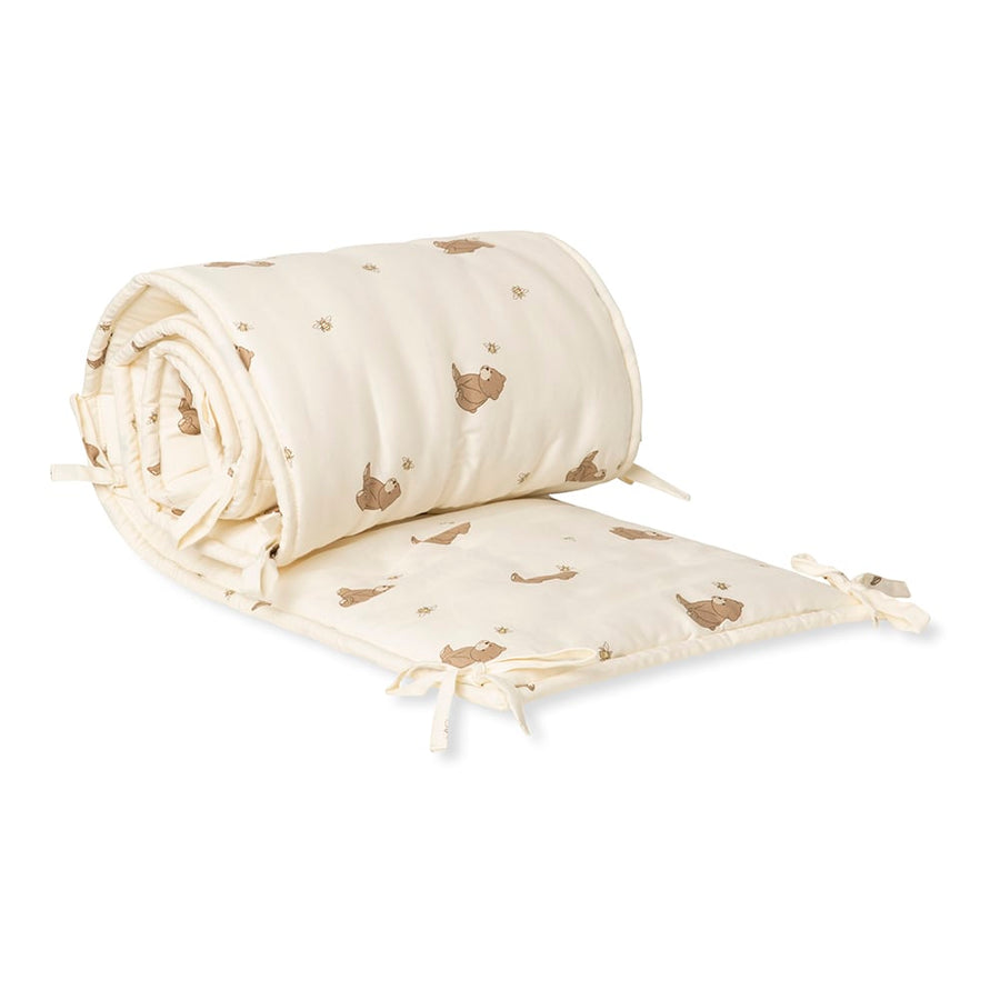 That's Mine Lotus bed bumper - Bees and bears - 65% Organic cotton / 35% Recycled polyester Buy Sovetid||Sengerande||Alle||Favoritter||personale||Bees and bears||Influencer choice here.